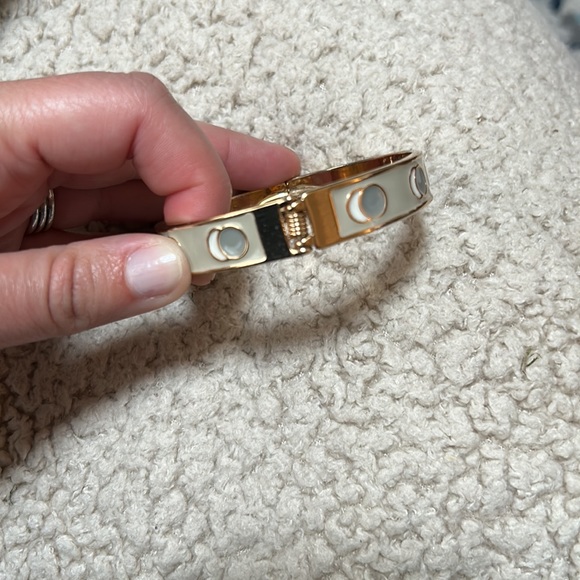 Clip bracket. - Picture 2 of 4